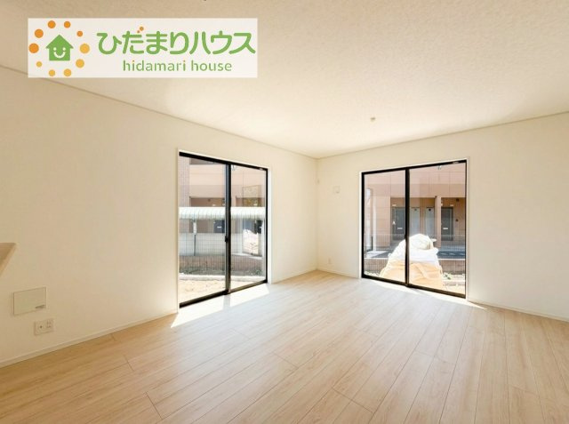 【居間・リビング】 | 土浦市神立東第5　新築戸建　2号棟 | 南に面した大きな窓から差し込む光で日中は電気いらず♪
