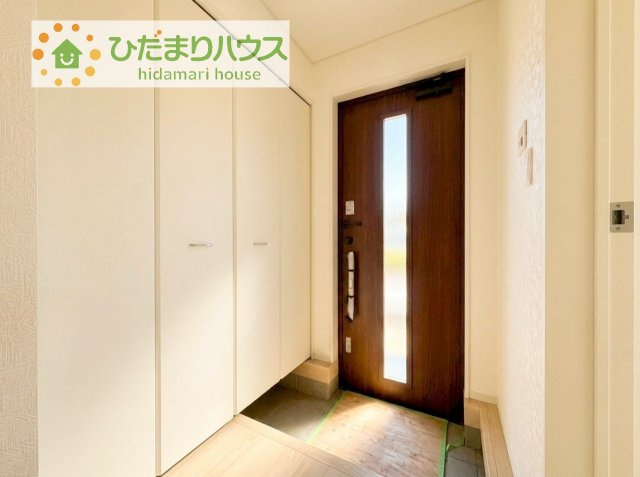 【玄関】 | 土浦市神立東第5　新築戸建　2号棟 | 毎日「行ってきます」「ただいま」をいう玄関は明るく光が差し込みます♪