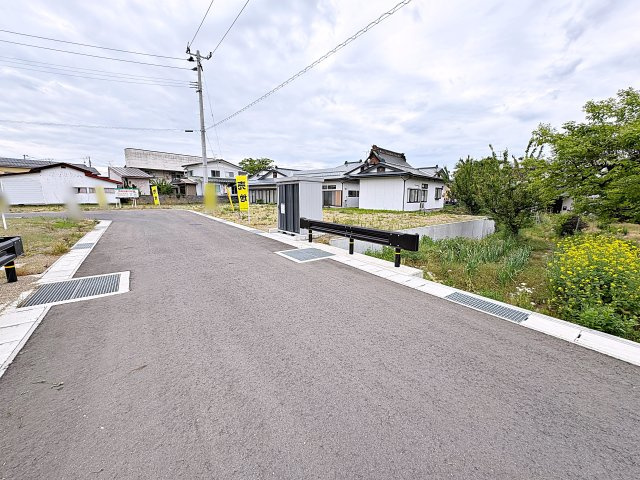 【建築条件付き売地】　会津若松市一箕町　一箕小・一箕中の前面道路含む現地写真