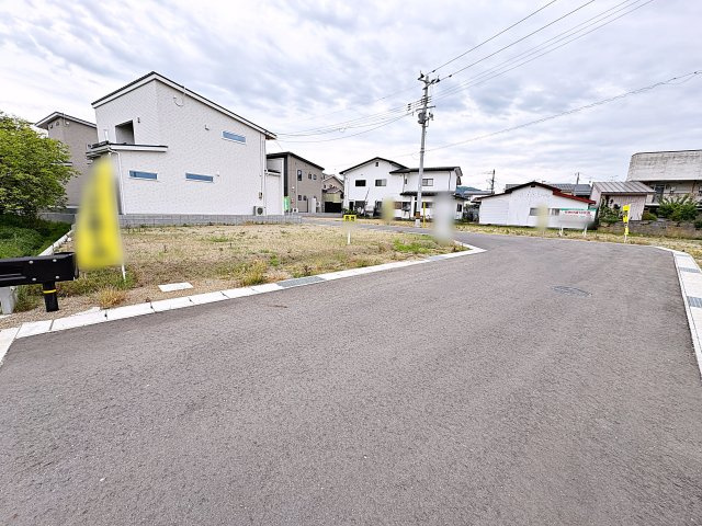 【建築条件付き売地】　会津若松市一箕町　一箕小・一箕中の前面道路含む現地写真