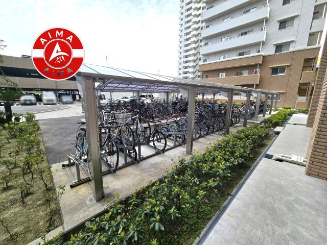 ライオンズマンション大名の駐輪場|毎日使うものだから清潔な空間を保ちたい水回り。洗面にはそんな願いを解消させてくれる収納アイデアが満載です。三面鏡の裏側にはキャビネットが現れ小物から背の高い物まで収納できます。