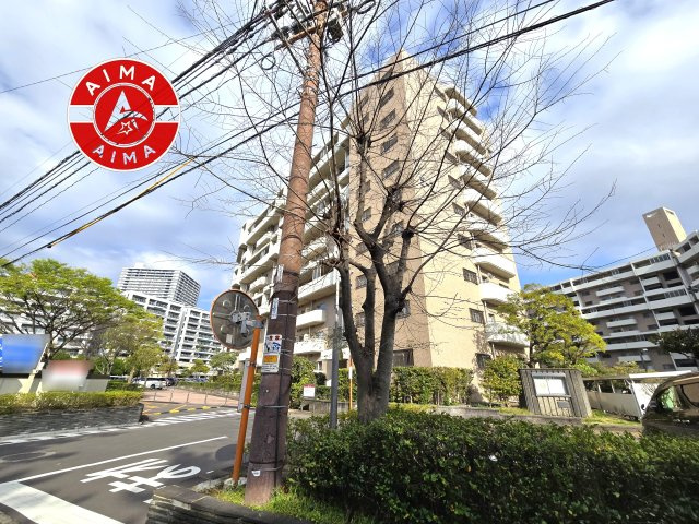 ライオンズマンション大名の外観|敷地内の前面道路です。広い駐車場とコインパーキングが完備されています。