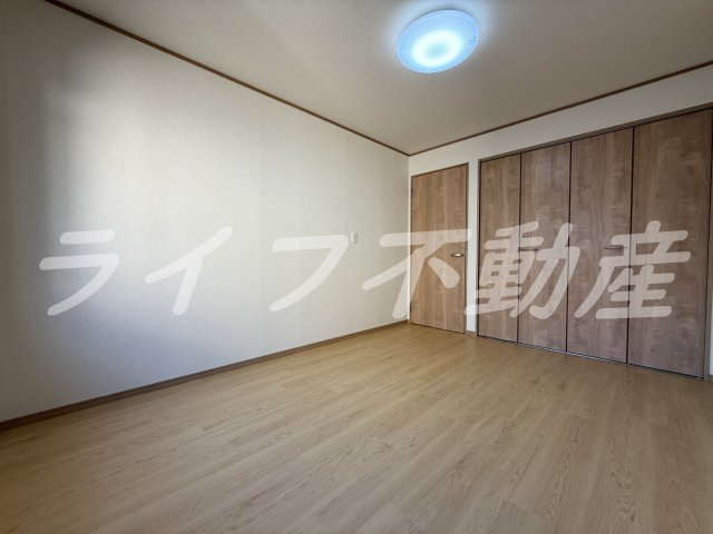 ハイムグランシャリオの洋室|落ち着いた色調の洋室です