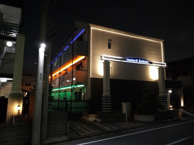 レオネクストレジデンス川崎の外観|夜間　外灯が点灯された状態