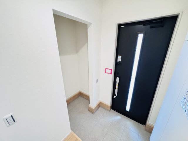 松戸市西馬橋３丁目新築戸建【馬橋小学校:7分】の玄関|玄関ホール横・土間収納スペース