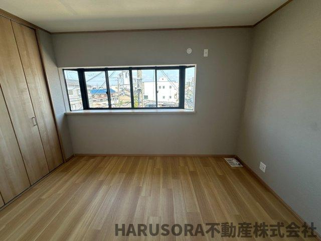 寝屋川市春日町　3階建の洋室