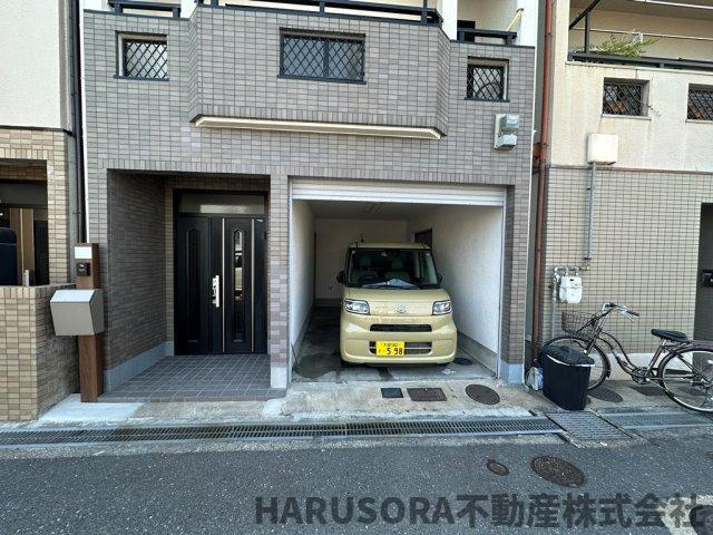 寝屋川市春日町　3階建の駐車場