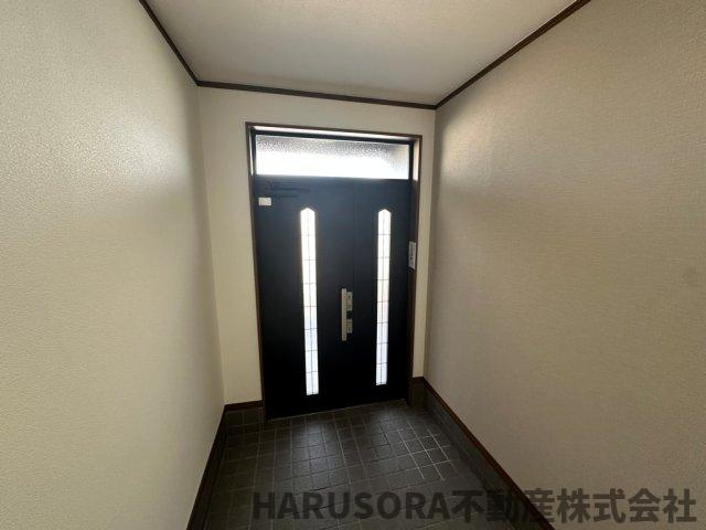 寝屋川市春日町　3階建の玄関