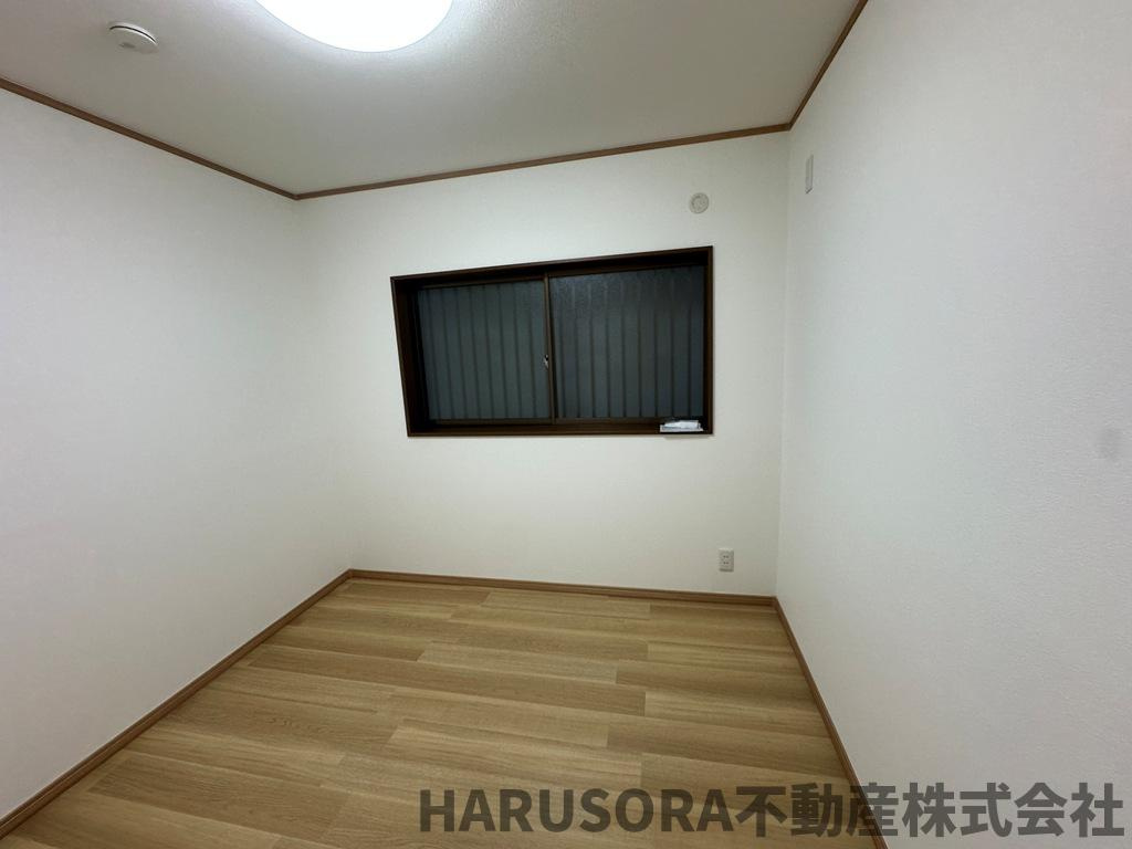 寝屋川市春日町　3階建の洋室