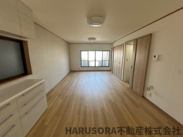 寝屋川市春日町　3階建の居間・リビング