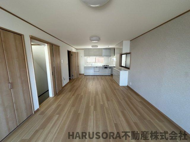 寝屋川市春日町　3階建の居間・リビング