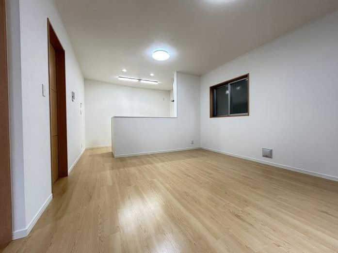 伊勢原市上粕屋　中古戸建の居間・リビング|使いやすい居間です