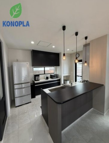 【中古戸建】邑楽郡大泉町西小泉3丁目の間取り|■キッチン｜リビングまでの見通しが良く、家事をしながらでも、お子様の様子を見られるようになっています。お子様がいつもママのそばにいる安心感も生まれます♪