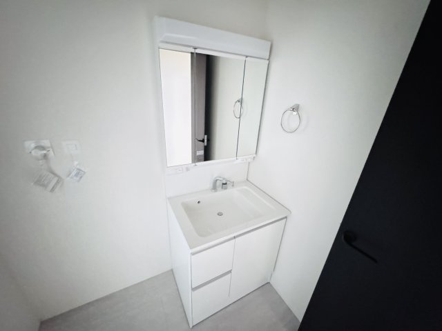 松戸市六高台４丁目新築戸建【六実小学校:2分】の独立洗面台|シャワーヘッド付き三面鏡洗面化粧台
