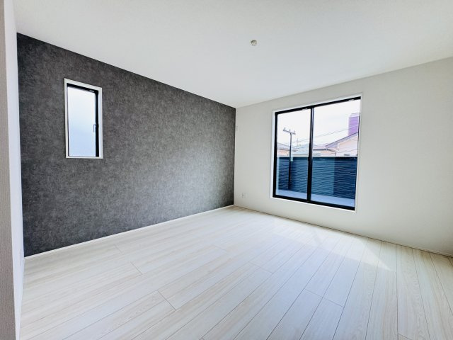 松戸市六高台４丁目新築戸建【六実小学校:2分】の寝室|8帖寝室・アクセントクロス・南側バルコニー前の明るいお部屋です♪