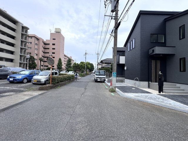 松戸市六高台４丁目新築戸建【六実小学校:2分】の前面道路含む現地写真|西側前面道路・幅員約5.9ｍ