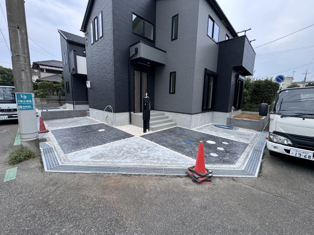 松戸市六高台４丁目新築戸建【六実小学校:2分】のその他|1号棟駐車スペース・2台駐車可