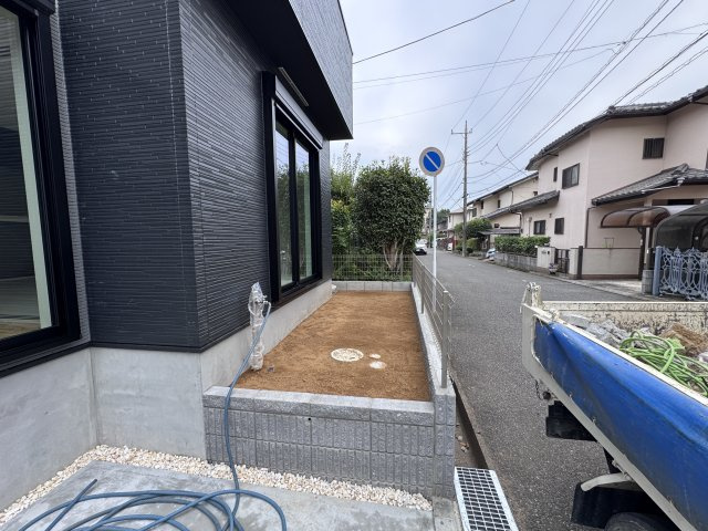 松戸市六高台４丁目新築戸建【六実小学校:2分】の庭|南側隣地境界スペース・立水栓付き