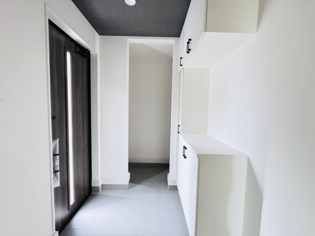 松戸市六高台４丁目新築戸建【六実小学校:2分】の玄関|玄関ホール・容量たっぷりシューズボックス・シューズインクローク