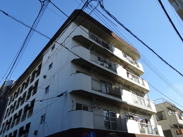 メゾン高木の外観|がっちりしたマンションタイプです。