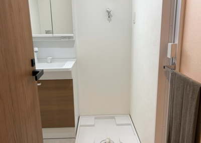 【脱衣所】 | メゾン鹿島台 | 洗面脱衣所は「体を綺麗に整える場所」という目的と役割を持っています。そして便利で使い勝手のいい「体を綺麗に整える場所」にするためには、配置や動線、照明や収納計画をしっかりと検討しておく必要があります。
