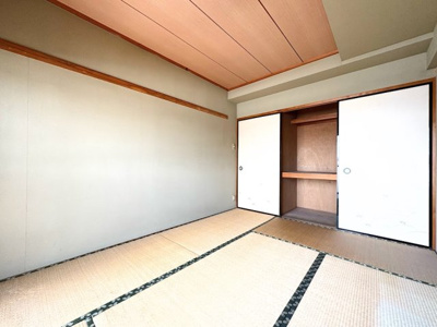 【和室】 | ホーユウパレス小机 | ◆室内はいつも明るい印象なので気持ちの良い朝を迎えられます。各部屋にはクローゼットを完備しており、収納が多いお家はすっきりして快適空間です。