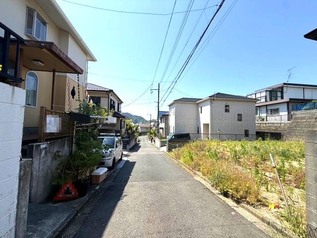 閑静な住宅街　建築条件無しの前面道路含む現地写真|前面道路