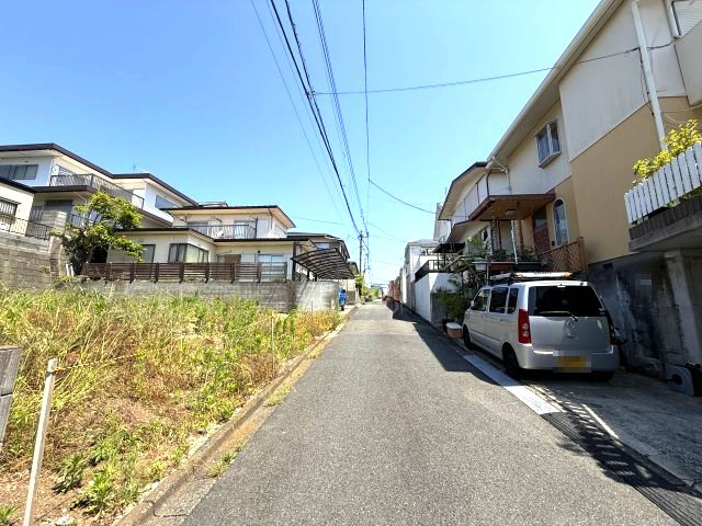閑静な住宅街　建築条件無しの前面道路含む現地写真|前面道路