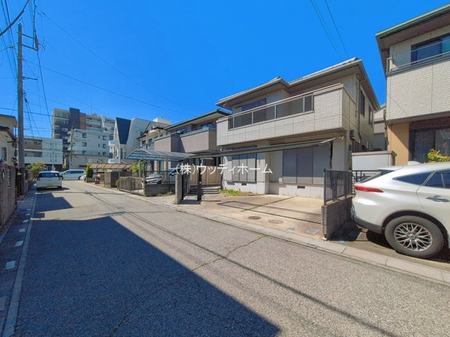 越谷市南越谷1丁目　中古一戸建ての前面道路含む現地写真