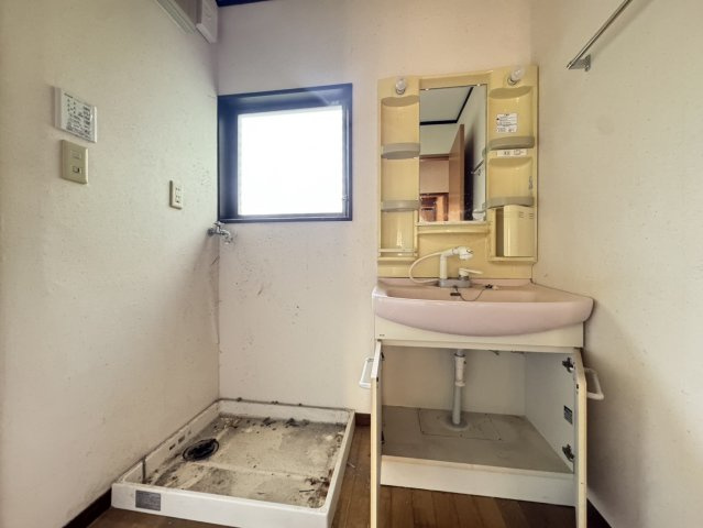駐車複数台可能！カーポートあり！日光市大室の中古戸建の独立洗面台