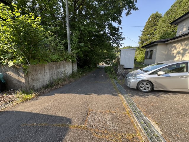 駐車複数台可能！カーポートあり！日光市大室の中古戸建の前面道路含む現地写真