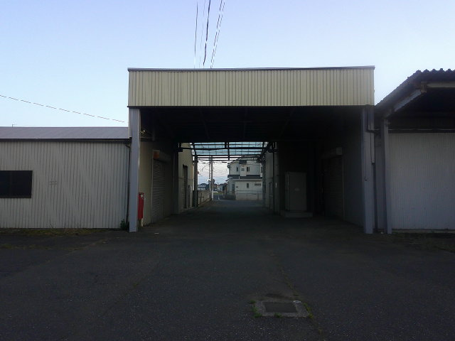 古河市上辺見の倉庫の外観