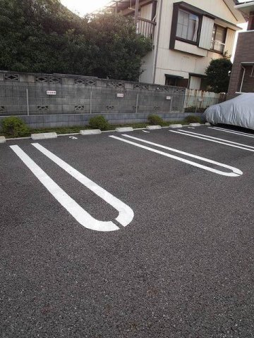 イルミナーレＢの駐車場