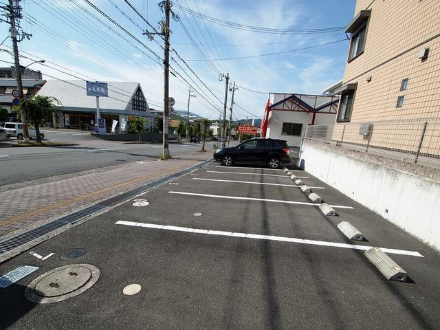 モンテ中山台の駐車場