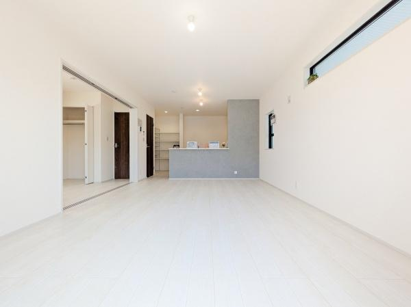 川崎市川崎区池上新町１丁目の新築一戸建の居間・リビング|収納もあり便利です