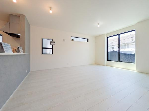 川崎市川崎区池上新町１丁目の新築一戸建の居間・リビング|対面式のキッチンはお料理中でも家族とのお話も弾みます。
