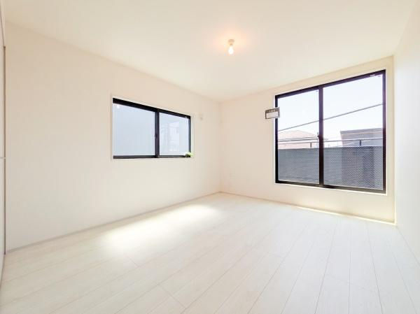 川崎市川崎区池上新町１丁目の新築一戸建の洋室|クローゼットもあるので収納にも困りません！
荷物が多い方にも安心です。
