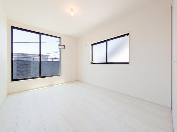 川崎市川崎区池上新町１丁目の新築一戸建の洋室|二面採光の明るく、落ち着きのある洋室！
休日はこちらでおくつろぎ下さい♪