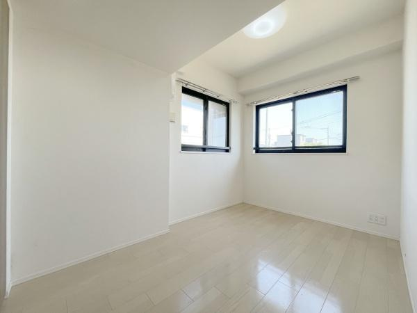 【子供部屋】 | ブランズ・ヴェリテ堺七道 | 2面採光なので、日差しを長時間受ける事が出来る暖かいお部屋です。