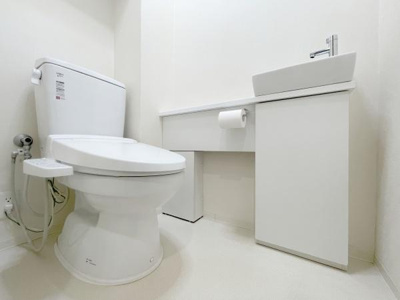 【トイレ】 | ブランズ・ヴェリテ堺七道 | 節水型でエコなトイレには、今では当たり前のウォシュレット付き。便座を温める機能付き！
便利な手洗台付き！