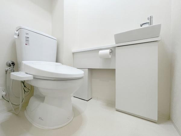 【トイレ】 | ブランズ・ヴェリテ堺七道 | 節水型でエコなトイレには、今では当たり前のウォシュレット付き。便座を温める機能付き！
便利な手洗台付き！