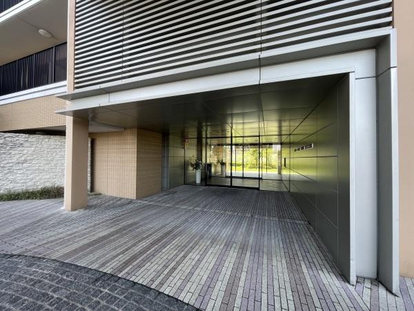 【エントランス】 | ブランズ・ヴェリテ堺七道 | 流行に左右されず、将来にわたって価値が継続する「上質」な佇まい。親しみやすさといった暮らしを豊かにしてくれる住空間です。