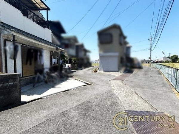 桜井市大泉　一戸建の前面道路含む現地写真|■現地撮影写真■広々とした前面道路で駐車も楽々！