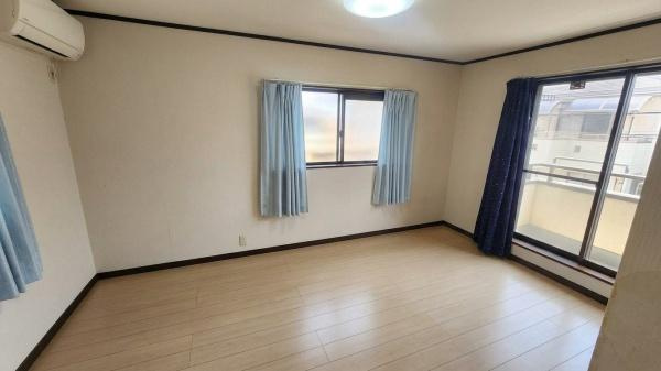 【洋室】 | 各居室にはクローゼットがついております♪
またすべての部屋にバルコニーがありますので使い勝手が広がりますね♪