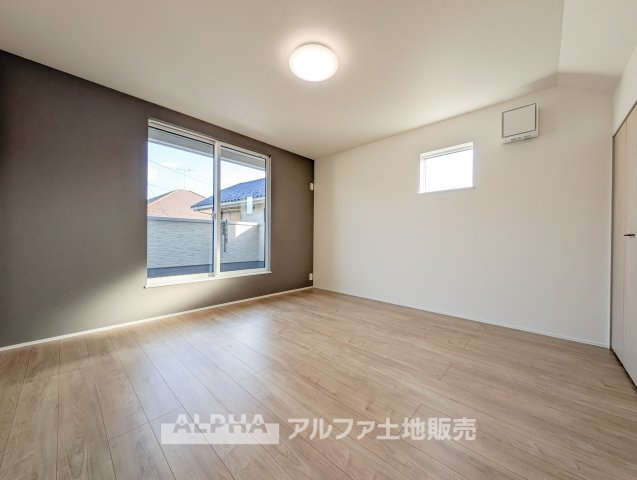 ~瑞穂箱根ヶ崎~Newly Built Homeの洋室|【comfort room】
◆落ち着きのある室内◆寝室としても子ども部屋としても使いやすく、暮らしの変化にも対応できる空間。日々の時間を穏やかに過ごせます。