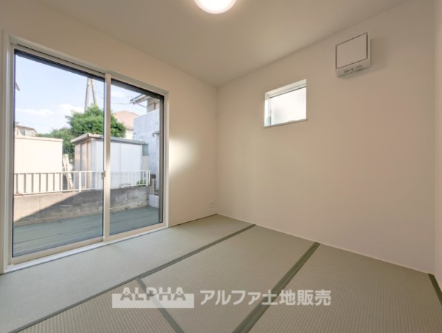 ~瑞穂箱根ヶ崎~Newly Built Homeの和室|【Japanese-room】
◆和室◆畳の上で和む生活。お茶とお菓子。こたつとみかん。どれをとってもしっくりときますね。フローリングには無い、井草の香りに包まれながらゆったりとした一時を。