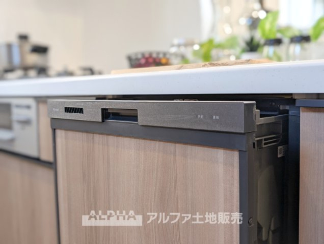 ~瑞穂箱根ヶ崎~Newly Built Homeのキッチン|【Food washing machine】
◆食洗機◆家事の時間を短縮し、お子様との大切な時間をもっと楽しく。手荒れも防げて節水効果も高い、忙しい毎日に嬉しい人気の設備です。