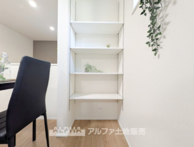 ~瑞穂箱根ヶ崎~Newly Built Homeのキッチン|【Food pantry】
◆フードパントリー◆食品ストックやビン・缶・ペットボトルなどの収納をするのに使い勝手の良い収納庫。