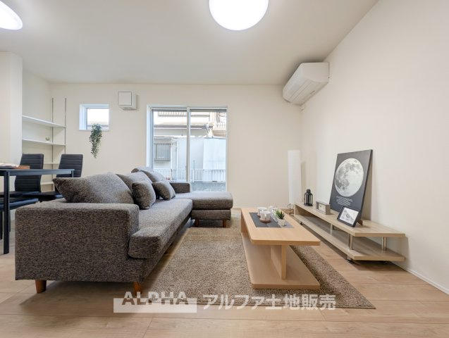 ~瑞穂箱根ヶ崎~Newly Built Homeの居間・リビング|【Cool wind】
◆窓を開けると◆冷涼な風、そよぐリビング。だんらんの場所はここから始まり、ここで終わる。家族の笑顔が集う素敵な場所だから、こだわり抜いた思いが詰まっているのだと思う。