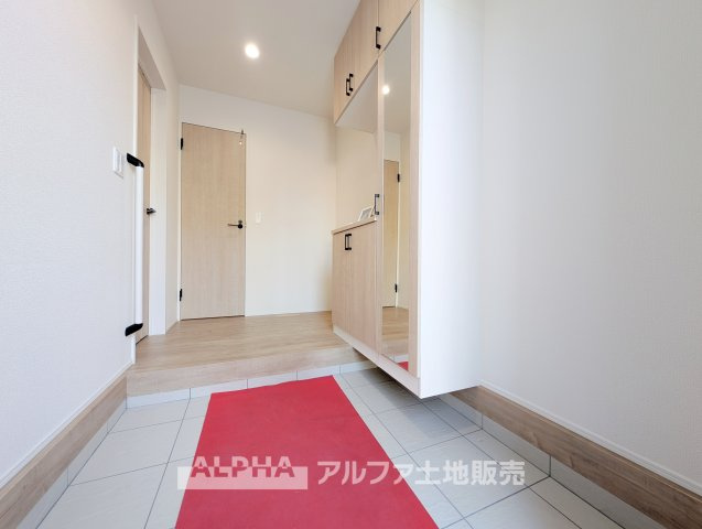 ~瑞穂箱根ヶ崎~Newly Built Homeの玄関|【Welcome Space】
◆玄関◆帰宅時にほっとできる、穏やかな空気感の玄関。整った空間が日々の切り替えを自然にサポートし、来客時にも好印象を与えます。
